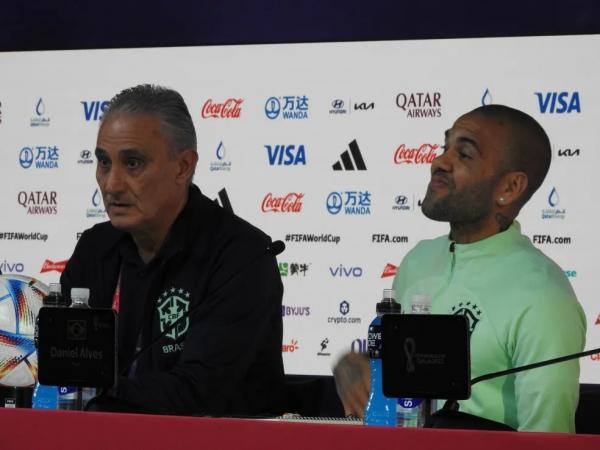 Tite elogia Daniel Alves antes do jogo contra Camarões: "Virtudes técnicas impressionantes"