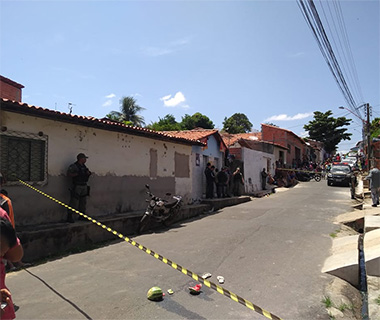 Jovem é morto e cai dentro da casa de tio no bairro Buenos Aires