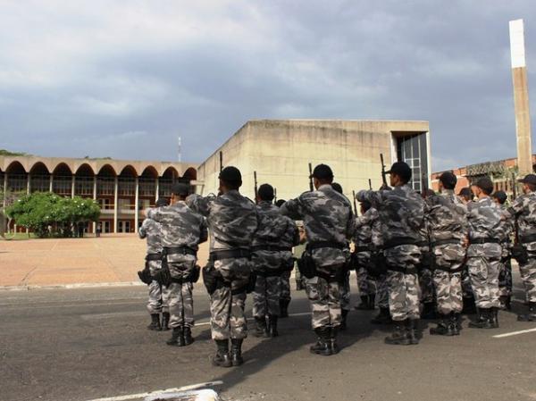 Parlamentares passaram em revista a tropa da Pol&iacute;cia Militar em frente a Alepi.(Imagem:Gil Oliveira/ G1)