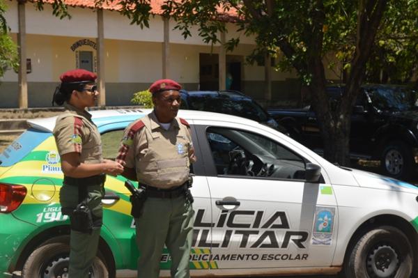 Três homens encapuzados invadem casa de PM e fazem família refém no PI