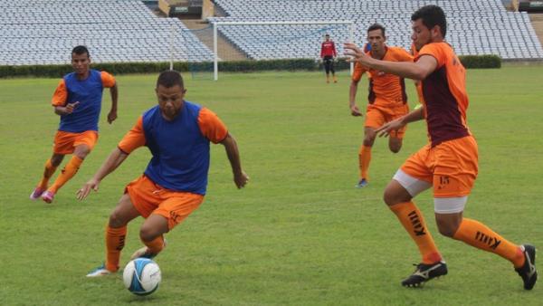 Luís Augusto ganha vaga de titular em amistoso após surpreender técnico