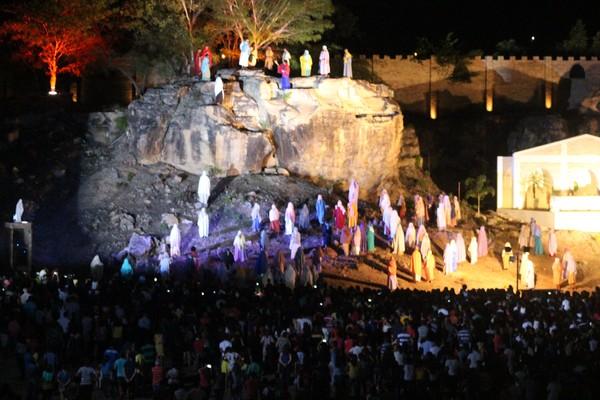 Multidão acompanha primeiro dia da Paixão de Cristo em Floriano