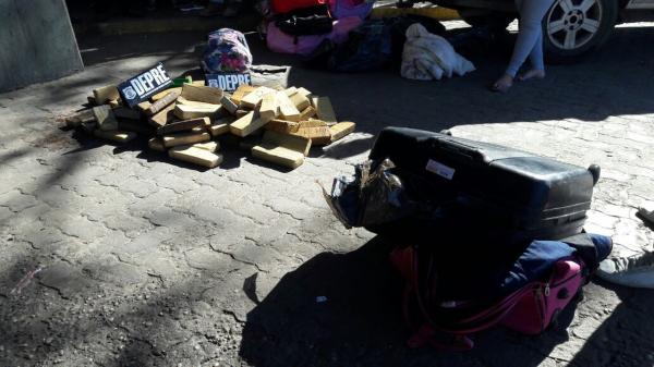  A droga foi achada na mala de uma mulher que embarcou em An&aacute;polis, Goi&aacute;s.(Imagem: Junior Feitosa/G1)