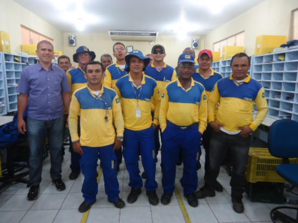 Carteiros celebram se dia com entrega de correspond&ecirc;ncias em Floriano.(Imagem:FlorianoNews)