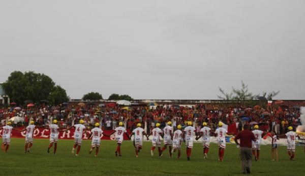 Equipe do 4 de Julho &eacute; recebida com aplausos por 5 mil pessoas na Arena Ytacoatiara.(Imagem:Josiel Martins)