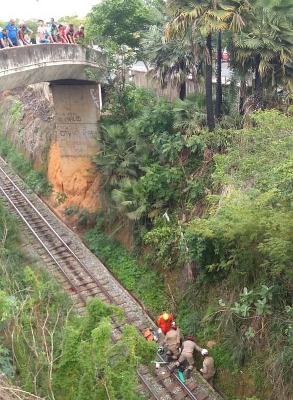 Jovem perde controle de moto e cai cerca de 10 metros na Zona Norte de Teresina.(Imagem:Divulga&ccedil;&atilde;o/PM)