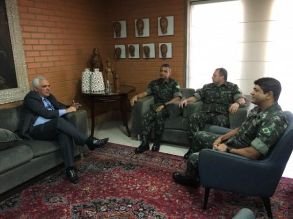 Presidente recebe visita de militares e fala sobre a BR- 222