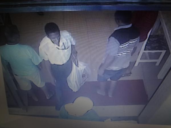 Pol&iacute;cia divulga imagens de acusado de estelionato em Floriano.(Imagem:FlorianoNews)