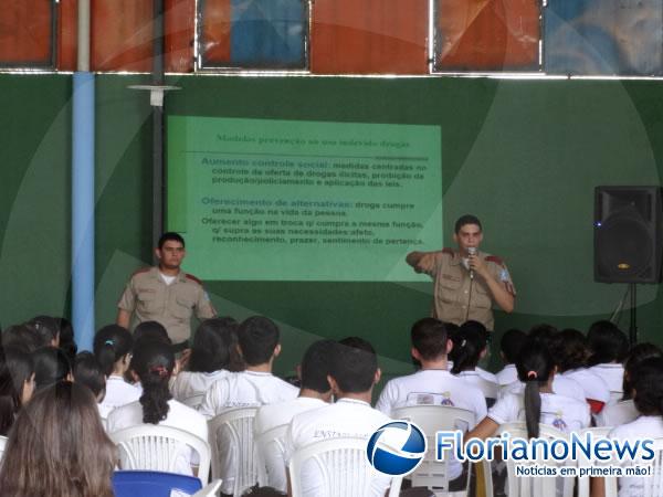 Ronda Cidad&atilde;o proferiu palestra sobre drogas na Escola Pequeno Pr&iacute;ncipe.(Imagem:FlorianoNews)