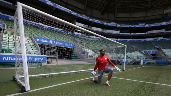 Goleiro mais caro da história do Palmeiras, Carlos Miguel deve estrear em sequência decisiva