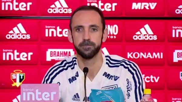 Juanfran se diz contente com estilo de Diniz no São Paulo e elogia futebol brasileiro: "Estou gostan