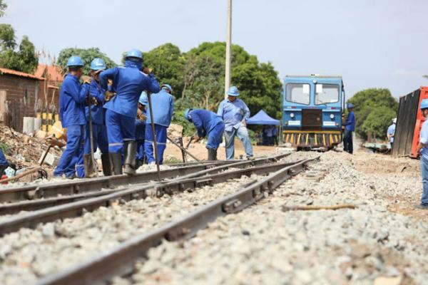 Vag&otilde;es de trem da Transnordestina descarrilam e tombam em Teresina.(Imagem:Francinaldopublicidades)