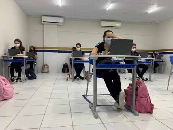 Governo autoriza retorno de aulas presenciais do 3° ano do ensino médio, do pré-Enem e de estágios