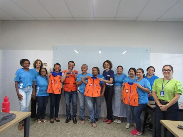 Defesa Civil recebe 100 coletes para desenvolver projeto nas escolas