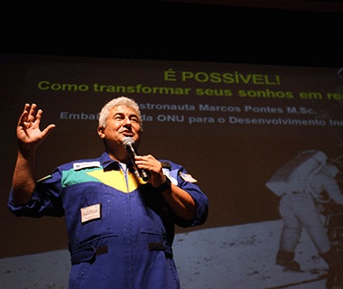 Ministro Marcos Pontes rebate Damares: "não misturar ciência e religião"