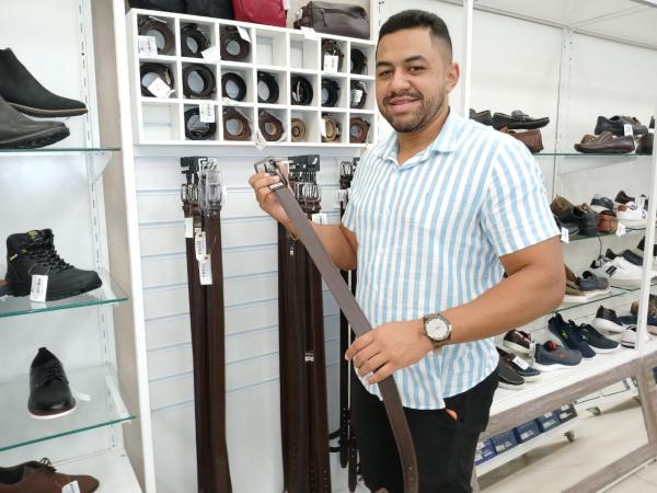 Jhoney Monteiro, chefe do setor de cal&ccedil;ados do Armaz&eacute;m Para&iacute;ba.(Imagem:FlorianoNews)