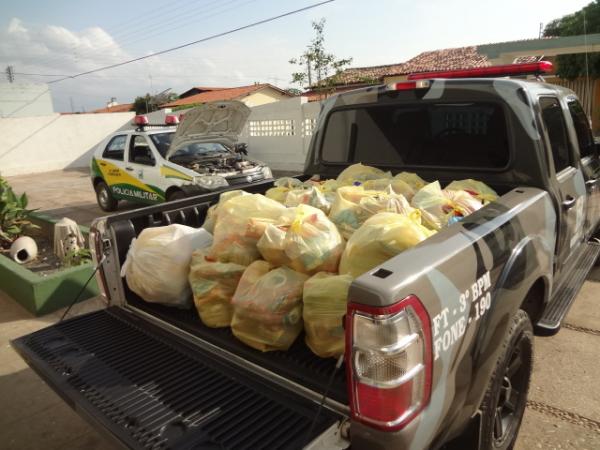 Fam&iacute;lias carentes s&atilde;o beneficiadas com cestas b&aacute;sicas em Floriano.(Imagem:FlorianoNews)