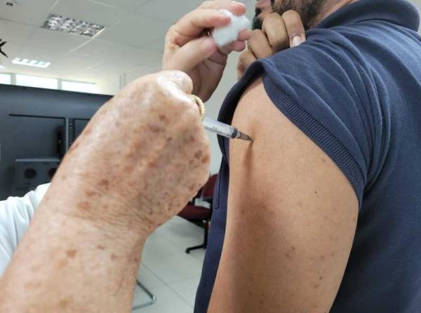 Sesapi orienta que população prioritária retorne aos postos para tomar dose de reforço da covid