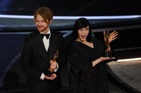 Billie Eilish e irmão, Finneas, ganham Oscar por melhor canção original