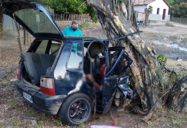 Carro sai da pista, bate em árvore, e mata três pessoas na BR-316 em Monsenhor Gil
