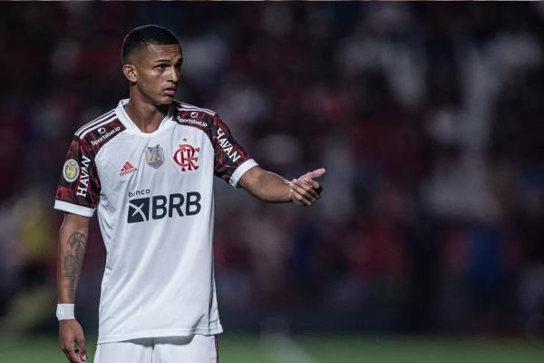 Flamengo negocia empréstimo de lateral-direito Wesley ao Barcelona