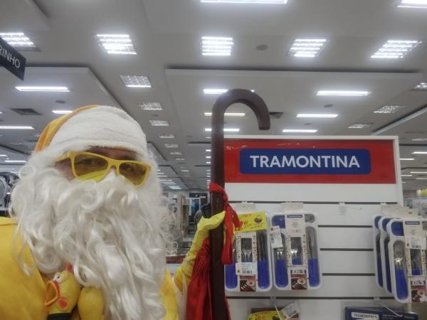 Rep&oacute;rter Amarelinho se veste de Papai Noel para manter viva a magia do Natal em Floriano.(Imagem:FlorianoNews)