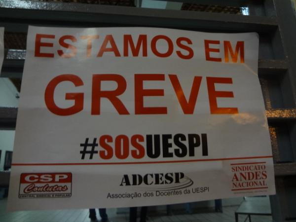 Professores da UESPI deflagram greve por tempo indeterminado