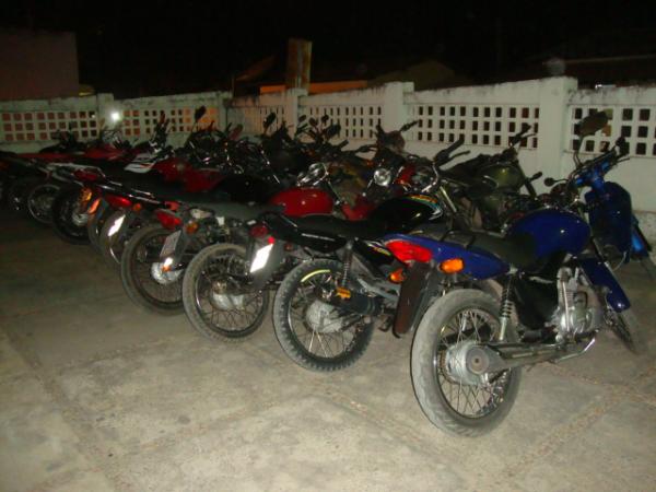 Motos apreendidas durante a Blitz, foram 12 motos.(Imagem:reda&ccedil;&atilde;o)