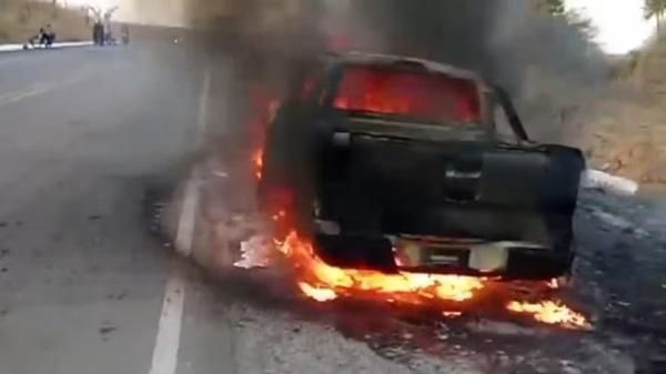 Caminhonete pega fogo após bateria de celular explodir no Ceará