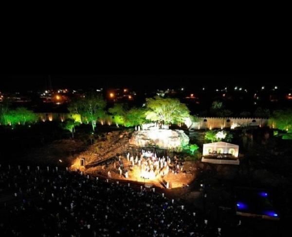 Primeiro dia da Paixão de Cristo em Floriano atrai uma multidão
