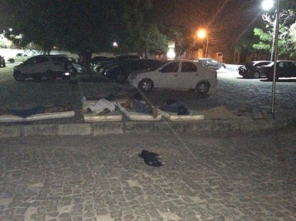 Sem energia, plantonistas de IML dormem no pátio para fugir do calor