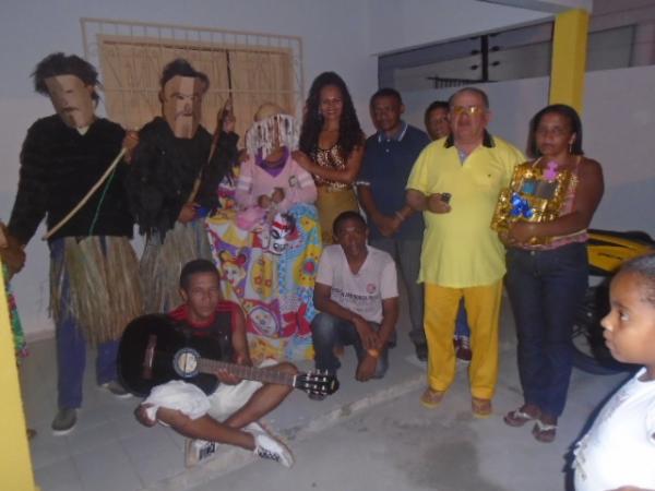 Repórter Amarelinho recebe Folia de Santos Reis em sua residência