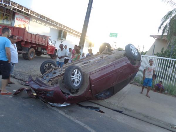 Caçamba e carro colidem na Avenida Dirceu Arcoverde