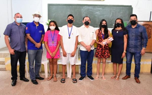 Alunos que se destacaram na Educação Municipal ganham bolsas de estudos na rede particular