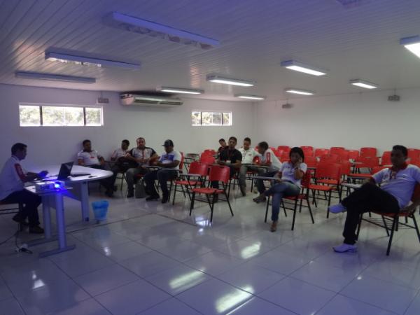 Funcion&aacute;rios da Cajueiro Motos participaram de treinamento.(Imagem:FlorianoNews)