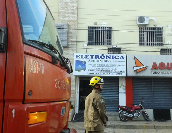 Fogo em loja pode ter iniciado com aparelho ligado em tomada