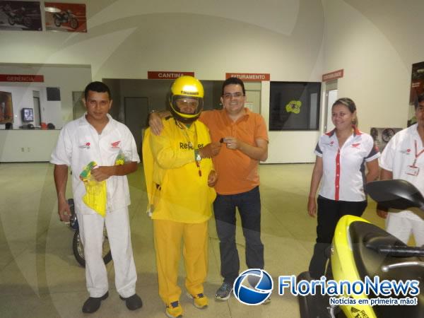 Rep&oacute;rter Amarelinho recebeu nova moto personalizada da Cajueiro Motos.(Imagem:FlorianoNews)