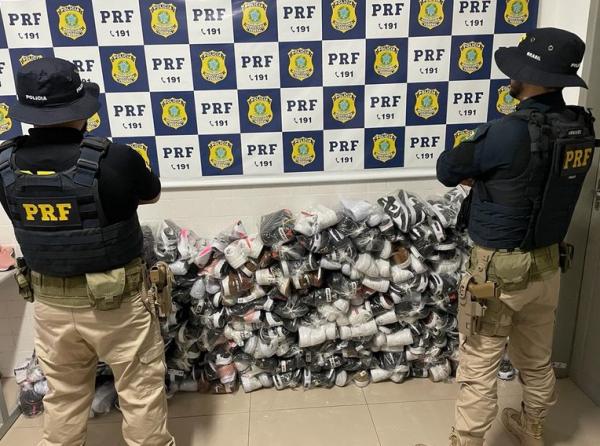 PRF apreende 174 calçados falsificados sendo transportados em um ônibus em Floriano