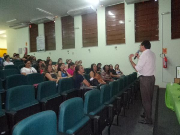 Floriano sedia Encontro do Conselho Regional de Enfermagem do Piau&iacute;.(Imagem:FlorianoNews)