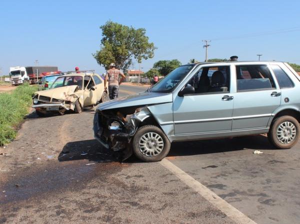 Carros tiveram colis&atilde;o frontal e moto bateu na traseira de um dos ve&iacute;culos. (Imagem:Gilcilene Ara&uacute;jo/G1)