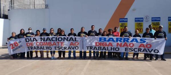  Manifestantes chamam aten&ccedil;&atilde;o para trabalho an&aacute;logo &agrave; escravid&atilde;o em Barras, no Piau&iacute;.(Imagem:Arquivo Pessoal )