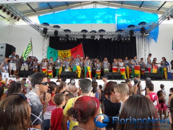 Matin&ecirc; de carnaval re&uacute;ne centenas de foli&otilde;es no CEC. (Imagem:FlorianoNews)
