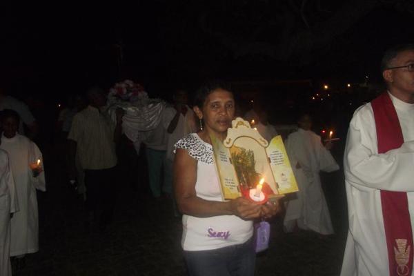 Prociss&atilde;o encerra festejo de Santa Cruz dos Milagres em Floriano.(Imagem:FlorianoNews.)