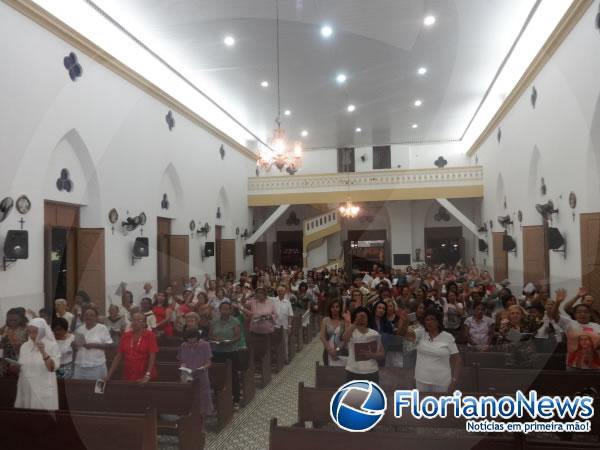 Fieis participaram da celebra&ccedil;&atilde;o da Vig&iacute;lia Pascal em Floriano.(Imagem:FlorianoNews)
