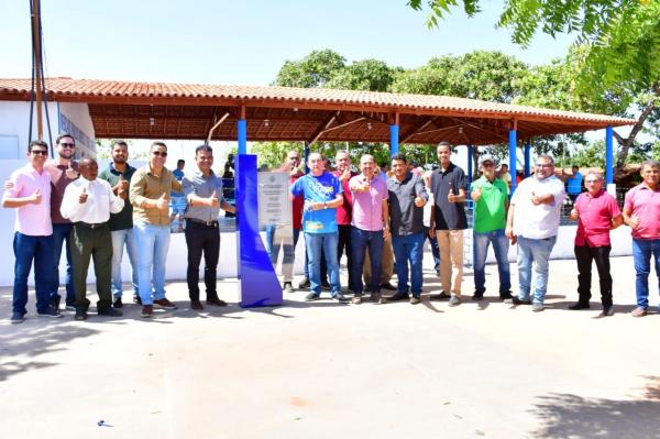 Vereadores participam de entregas do mercado p&uacute;blico e escola no Amolar.(Imagem:CMF)