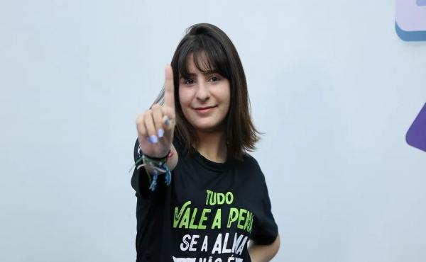 Maria Vit&oacute;ria comemora a aprova&ccedil;&atilde;o em Direito. (Imagem:Divulga&ccedil;&atilde;o/CEV.)