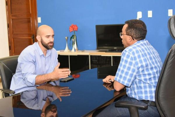 Prefeito Joel se reúne com delegado de Polícia Civil para discutir medidas de segurança pública