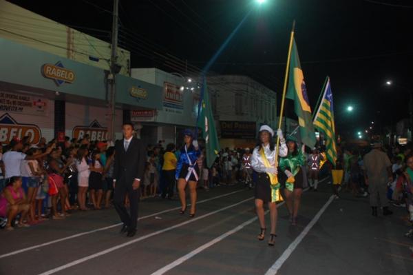 Florianenses prestigiaram o desfile c&iacute;vico militar de 7 de Setembro.(Imagem:Waldemir Miranda)