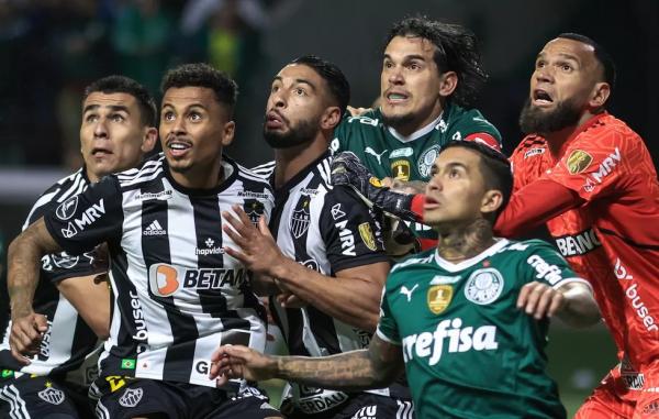  Disputa de bola durante Palmeiras x Atl&eacute;tico-MG.(Imagem:Marcello Zambrana/AGIF )