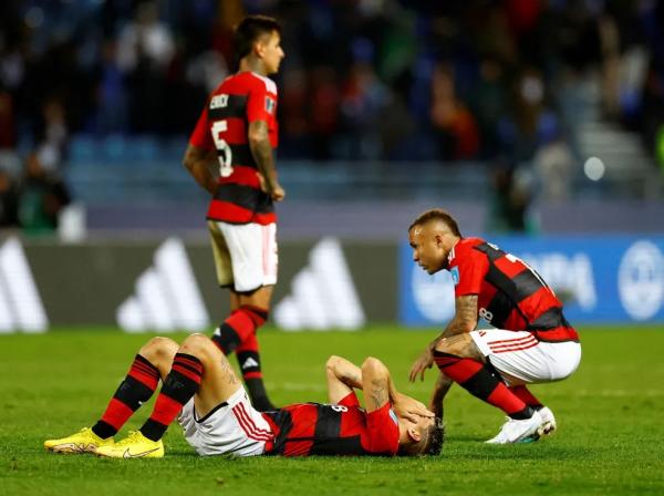  Jogadores do Flamengo lamentam elimina&ccedil;&atilde;o no Mundial.(Imagem:REUTERS/Andrew Boyers )